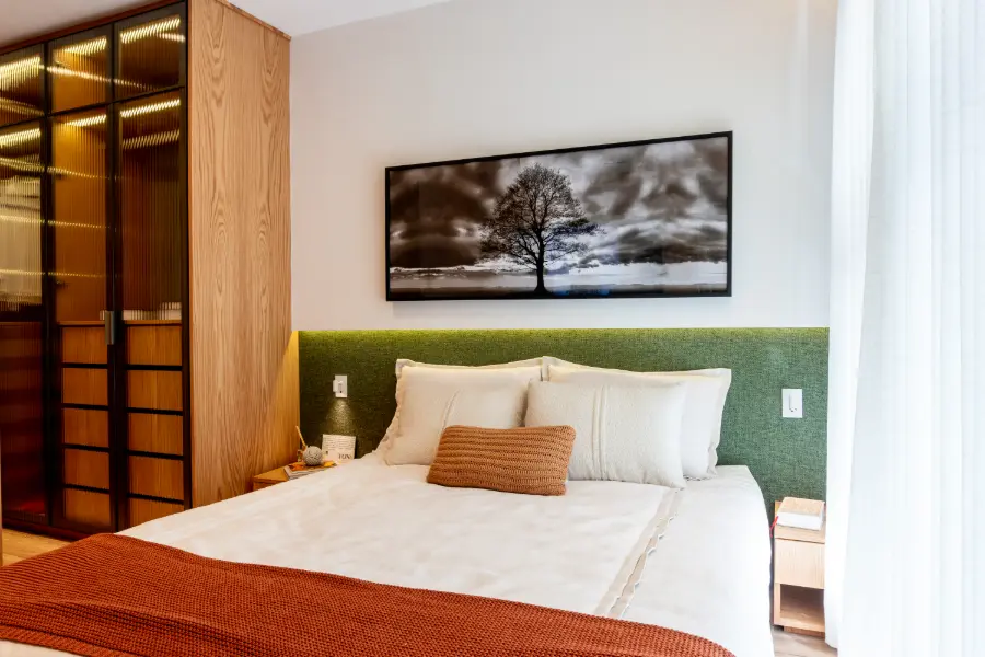 Suíte do decorado de 90 m² com cabeceira verde e closet em madeira