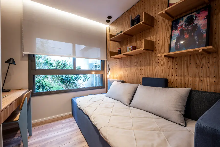 Dormitório do decorado de 90 m² com bancada de estudo, nichos e janela para o verde
