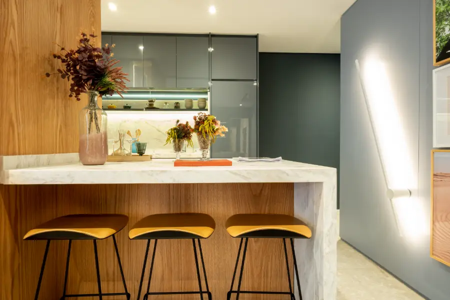 Bancada da cozinha aberta do decorado de 90 m² com banquetas
