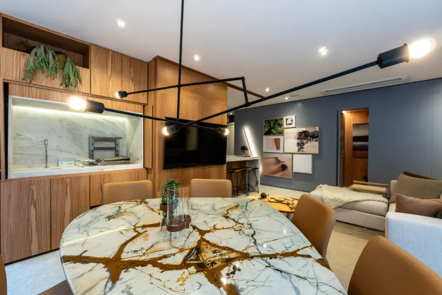 Jantar e sala integrados no decorado de 90 m², com luminária pendente sobre a mesa