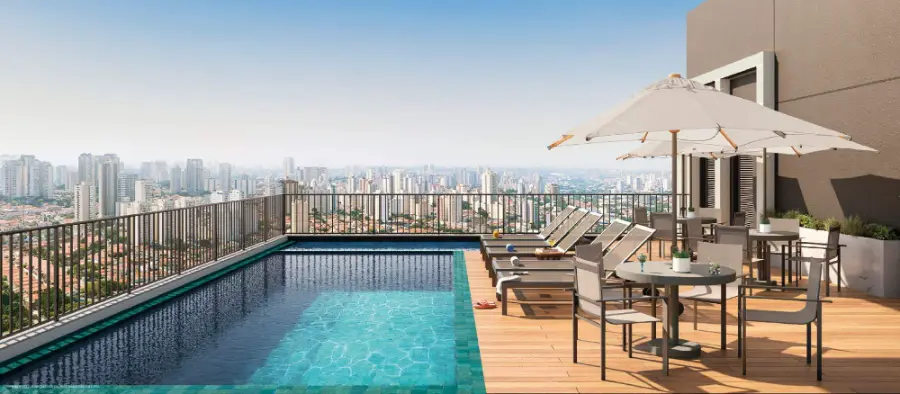 Piscina descoberta no rooftop com deck de madeira e vista da cidade