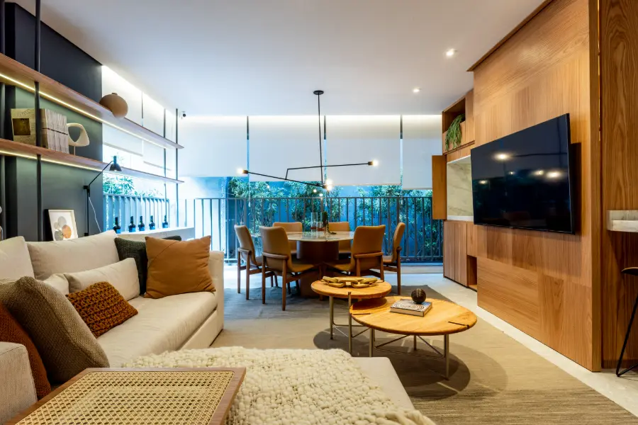 Sala do apartamento decorado de 90 m² com jantar e varanda ao fundo